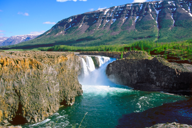 Плато с водопадом