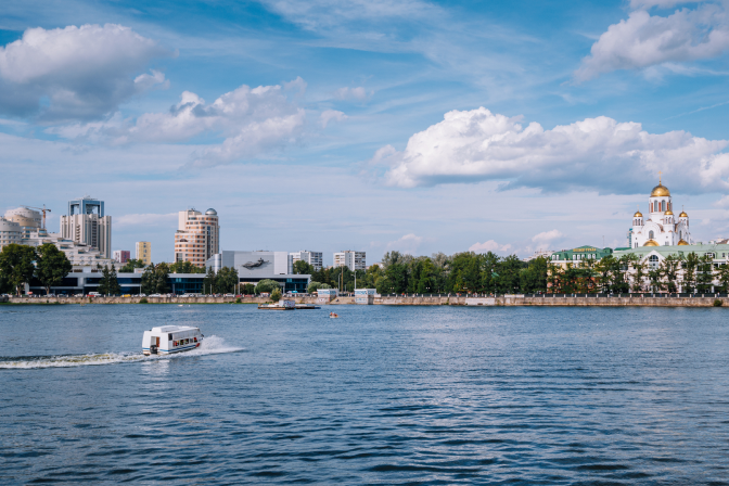 Набережная реки Исеть в центре Екатеринбурга