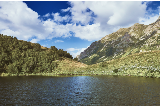 Небольшое озеро в горах Кавказа